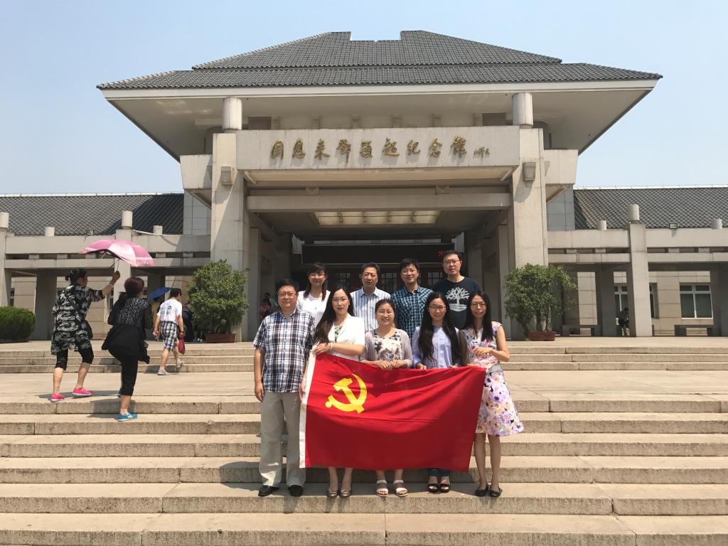 纪念馆外合影